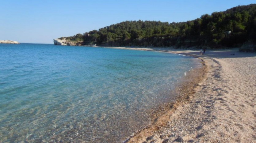 La splendida spiaggia di Baia di Campi non ha arenile sabbioso ma fatto di ciottoli e ghiaia e questo rende l'acqua ancora più cristallina