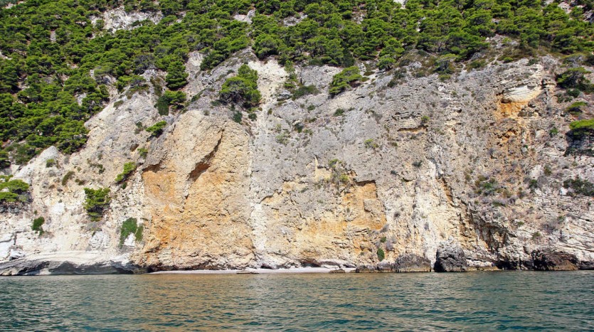 La piccolissima spiaggia di Baia Rossa accessibile solo via mare