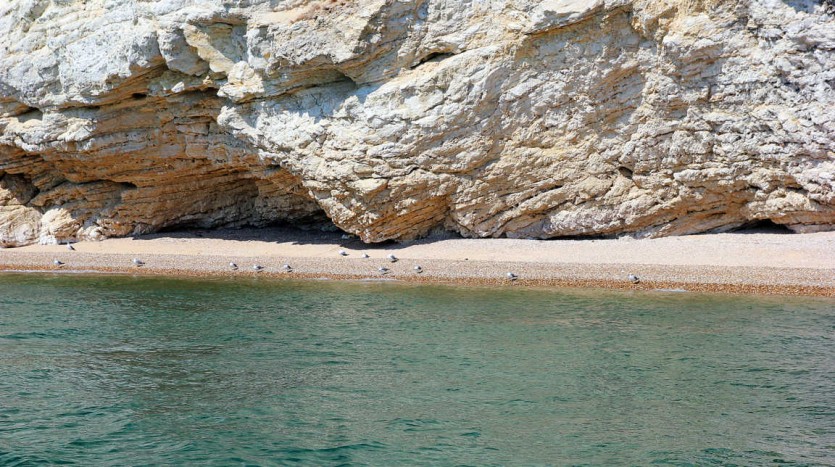 Accessibile solo dal mare la spiaggia di Baia dei Gabbiani