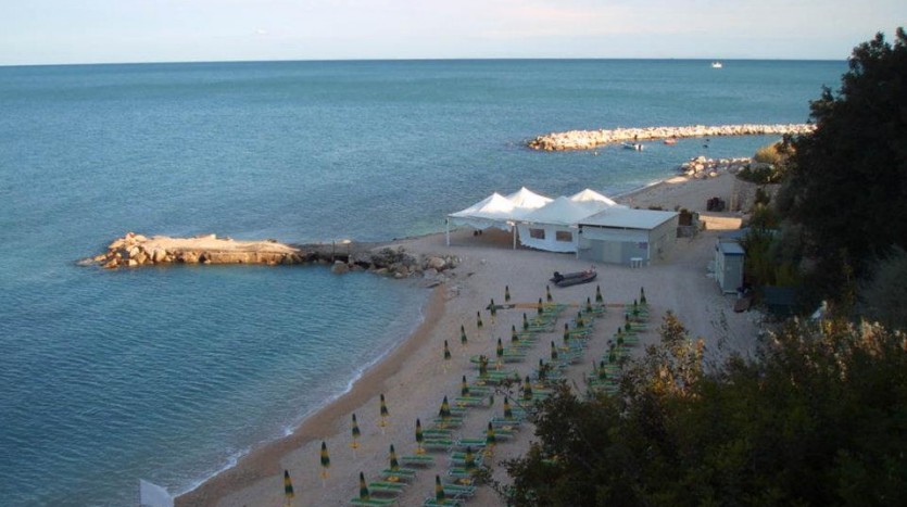 La splendida spiaggia di ghiaia di Fontana delle Rose