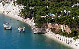 Le spiagge di Baia delle Zagare e Faraglioni