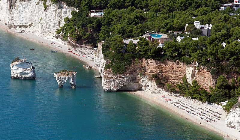 Le splendide spiagge di Baia delle Zagare e dei Faraglioni