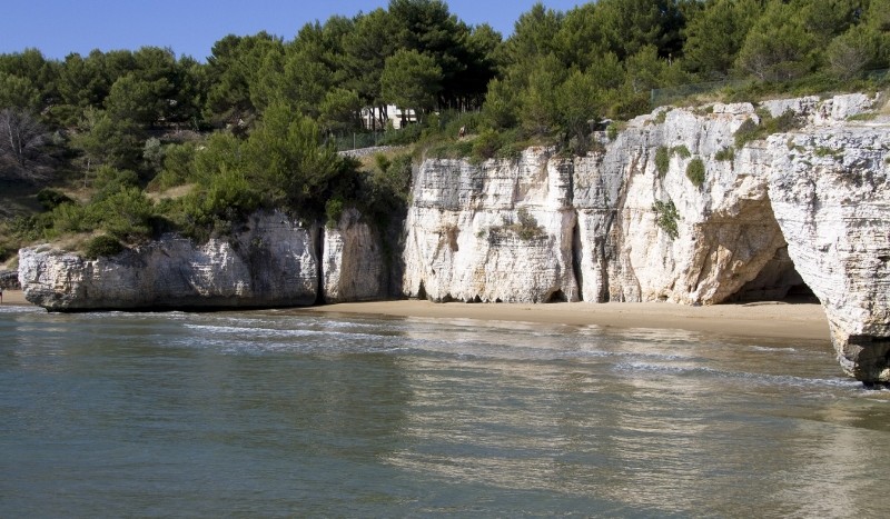 La spiaggia prende il nome dalla Grotta dei Colombi