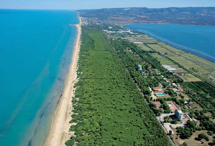 L'interminabile lingua di arenile che digrada dolcemente verso il mare