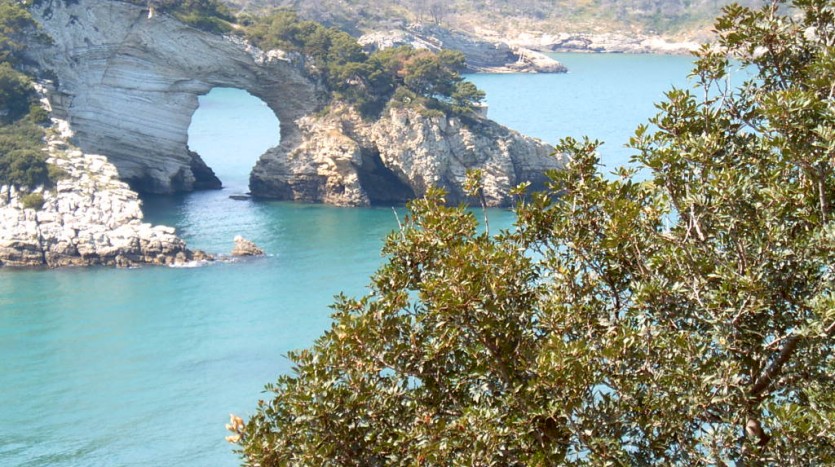 L'arco San Felice si trova nei pressi della spiaggia di fine sabbia della omonima Baia