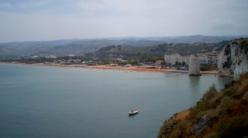 La spiaggia sud di Vieste, si estende con arenile sabbioso per diversi kilometri