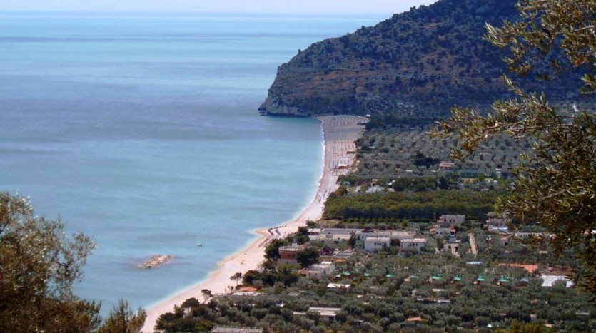 Una lunga striscia di ciottoli è l'immagine che caratterizza il mare cristallino di Mattinata