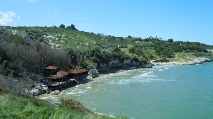 La spiaggia è riparata dai venti e si trova nei pressi del trabucco di San Lorenzo