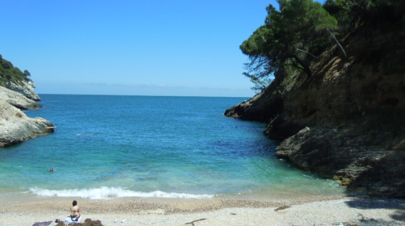 Tra Mattinata e Vieste in località Pugnochiuso si apre la piccolissima spiaggia di Cala della Pergola