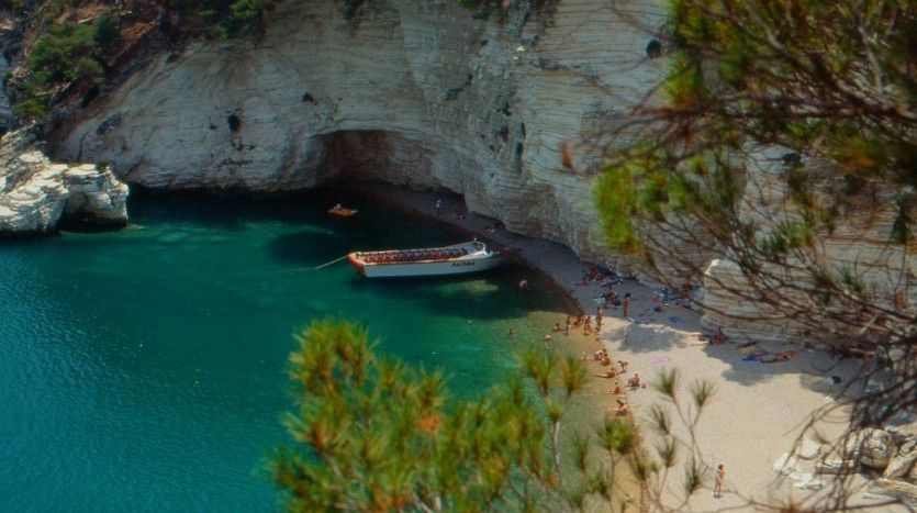 Splendida spiaggetta accessibile via mare tra Pugnochiuso e Baia di Campi