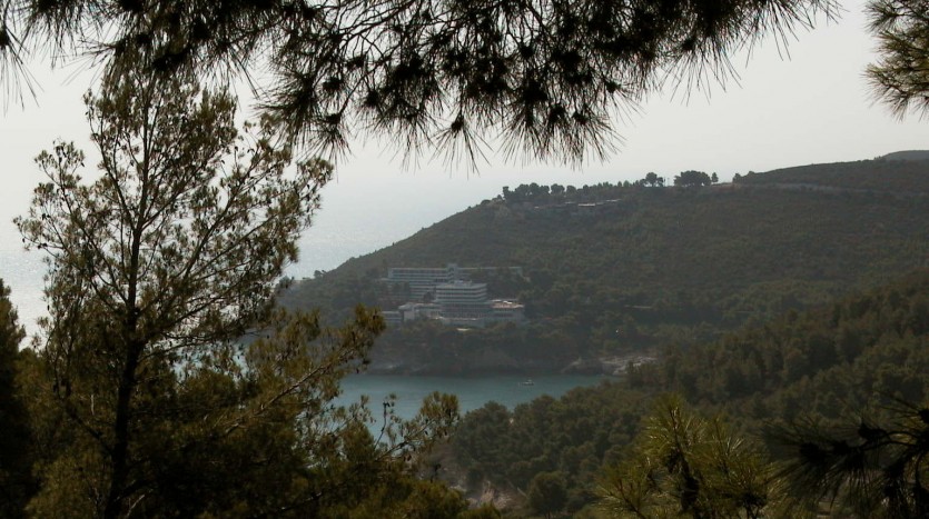 La spiaggia di Pugnochiuso è chiusa tra le punte estreme del promontorio del Gargano