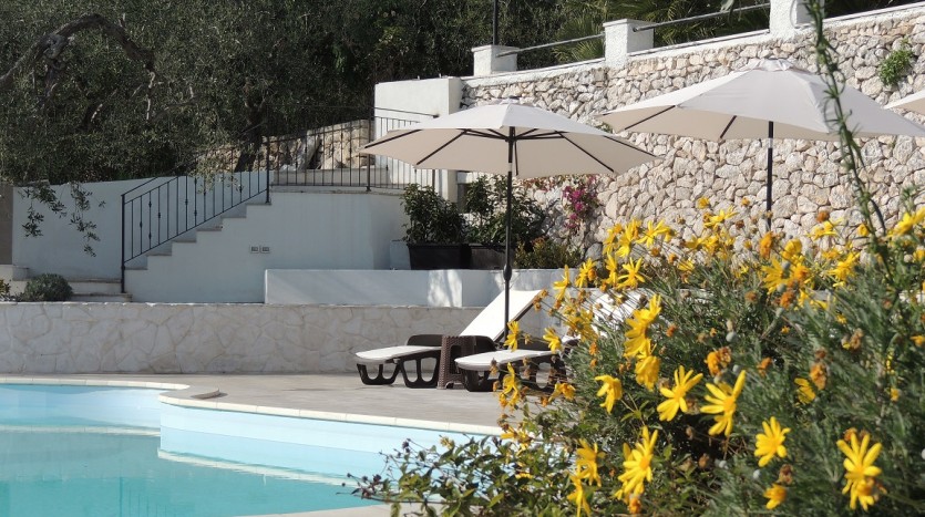 Angolo relax al fresco della piscina di Villa Simone