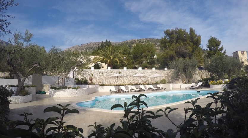 Angolo relax al fresco della piscina di Villa Simone