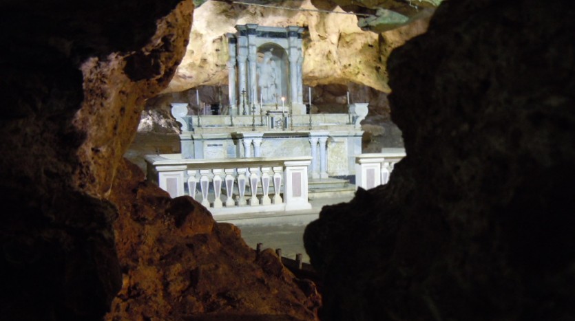 interno della grotta di San Michele